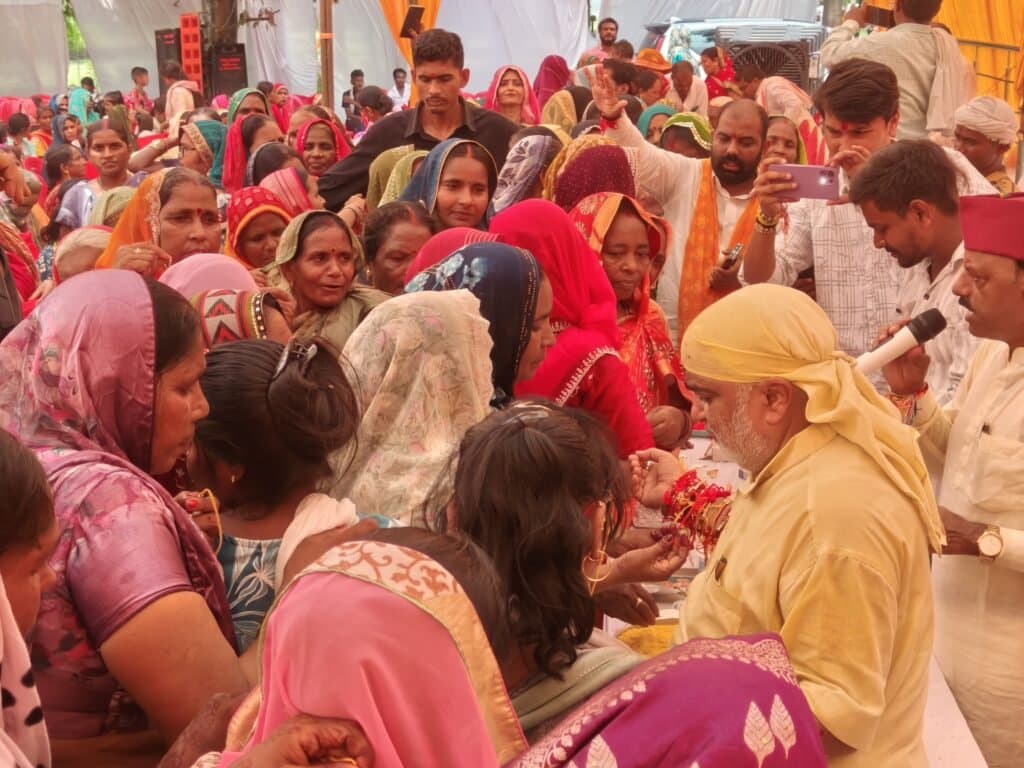 विधायक को राखी बांधने पहुंची हजारों बहनें