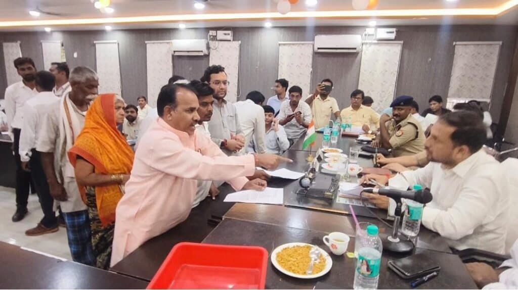 इंटर कॉलेज की भूमि पर गैस गोदाम संचालन का आरोप, डीएम से कार्रवाई की मांग
