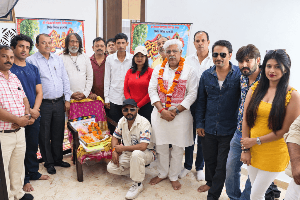 चौधरी ऋषिपाल सिंह, मुकेश कुमार सिंह, तेज प्रताप सिंह, दिनेश चौधरी, विष्णु गुप्ता के हाथों फीता काटकर ब्रज भाषा की फीचर फ़िल्म देहाती बीबी की शूटिंग शुरू